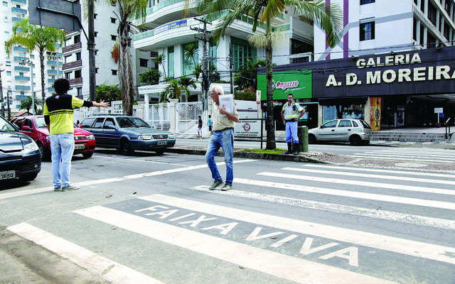 Travessia segura: campanha de trânsito foca idosos