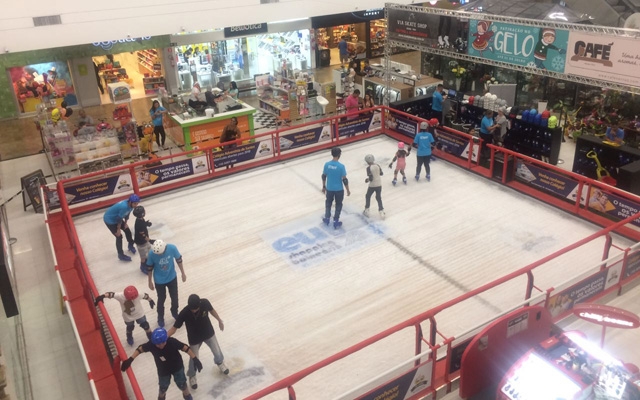 Patinação no gelo é atração de férias no shopping Parque Balneário