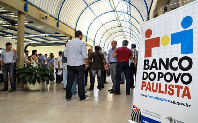 Posto itinerante do Banco do Povo tira dúvidas da população na Praça Mauá