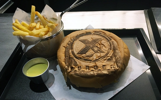 X Burger traz hambúrguer prensado para Santos | Jornal da Orla