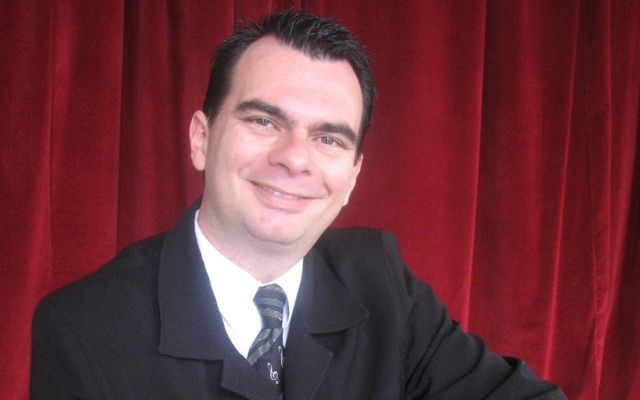 Mario Tirolli se apresenta no Lounge Praiamar