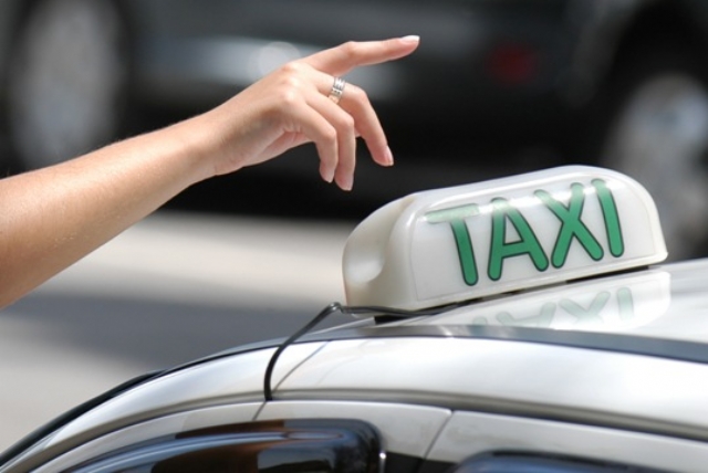 Taxistas protestam contra aplicativos de transporte em Santos