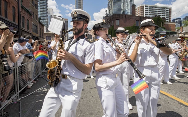 Após veto de Trump, Canadá convida transgêneros a se alistarem em seu exército | Jornal da Orla