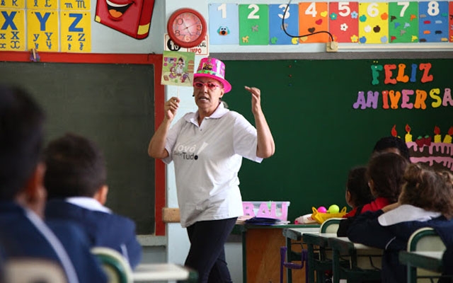 Vovós iniciam contação de histórias nas escolas