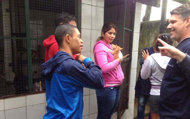 Crianças da Apae-Guarujá visitam o Centro de Controle de Zoonoses | Jornal da Orla