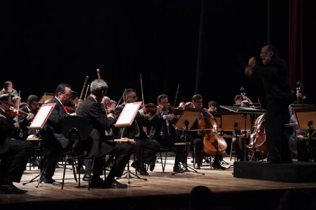 Sinfônica de Santos faz concerto no Coliseu