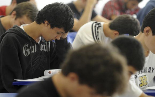 Mais da metade dos adultos brasileiros não chega ao ensino médio, diz relatório | Jornal da Orla
