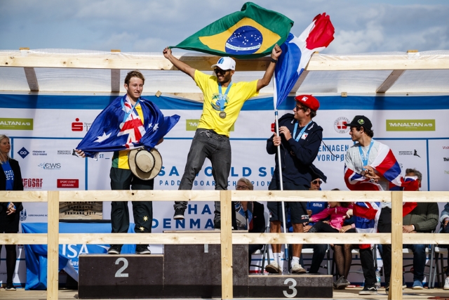 Novo campeão mundial de SUP Surf, Luiz Diniz participa de carreata em Guarujá | Jornal da Orla