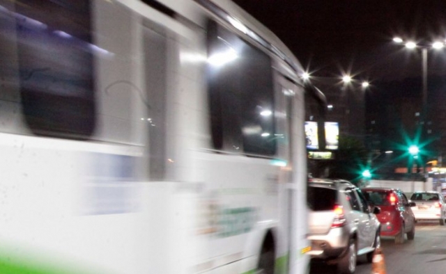 Mulheres poderão descer de ônibus fora de pontos durante a noite em Santos