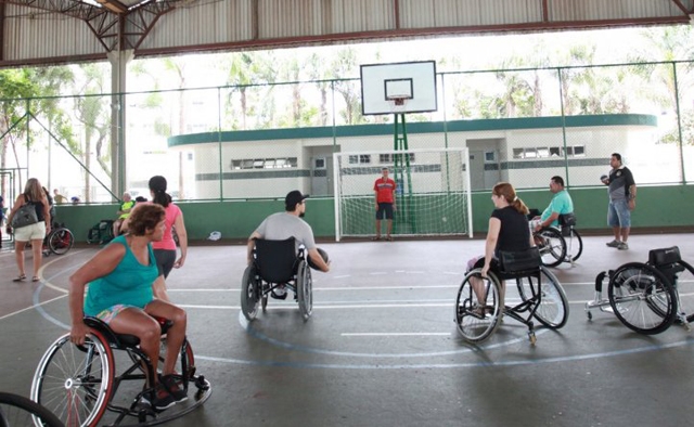 Pessoas sem deficiência experimentam atividades adaptadas | Jornal da Orla
