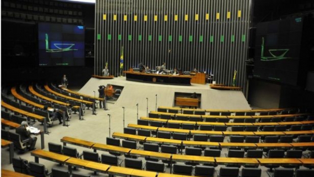 Sem quórum, Câmara adia novamente leitura da denúncia contra Temer