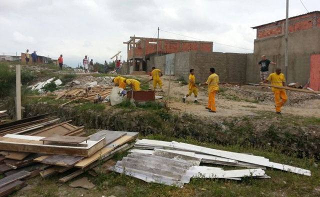 Força tarefa desmonta moradias na Zona Noroeste