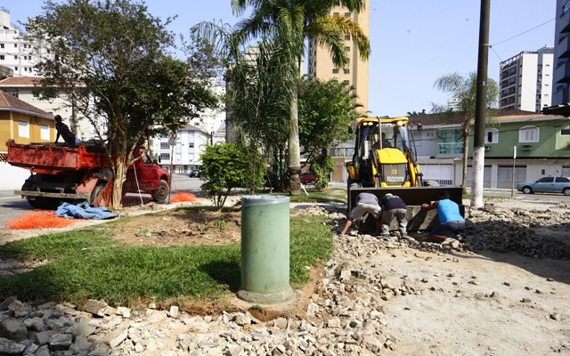 Praça na Ponta da Praia passa por revitalização