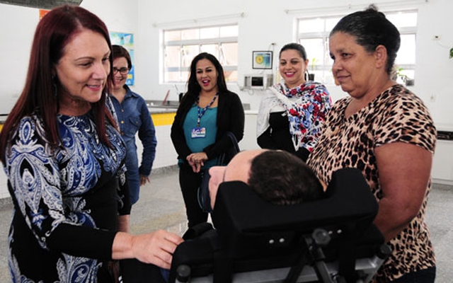 Fundo Social de Praia Grande entrega doação de cadeira de rodas adaptada