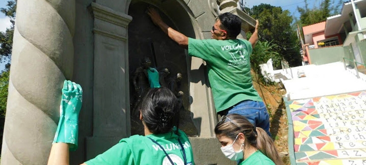 Busto de San Martin recebe limpeza de voluntários | Jornal da Orla