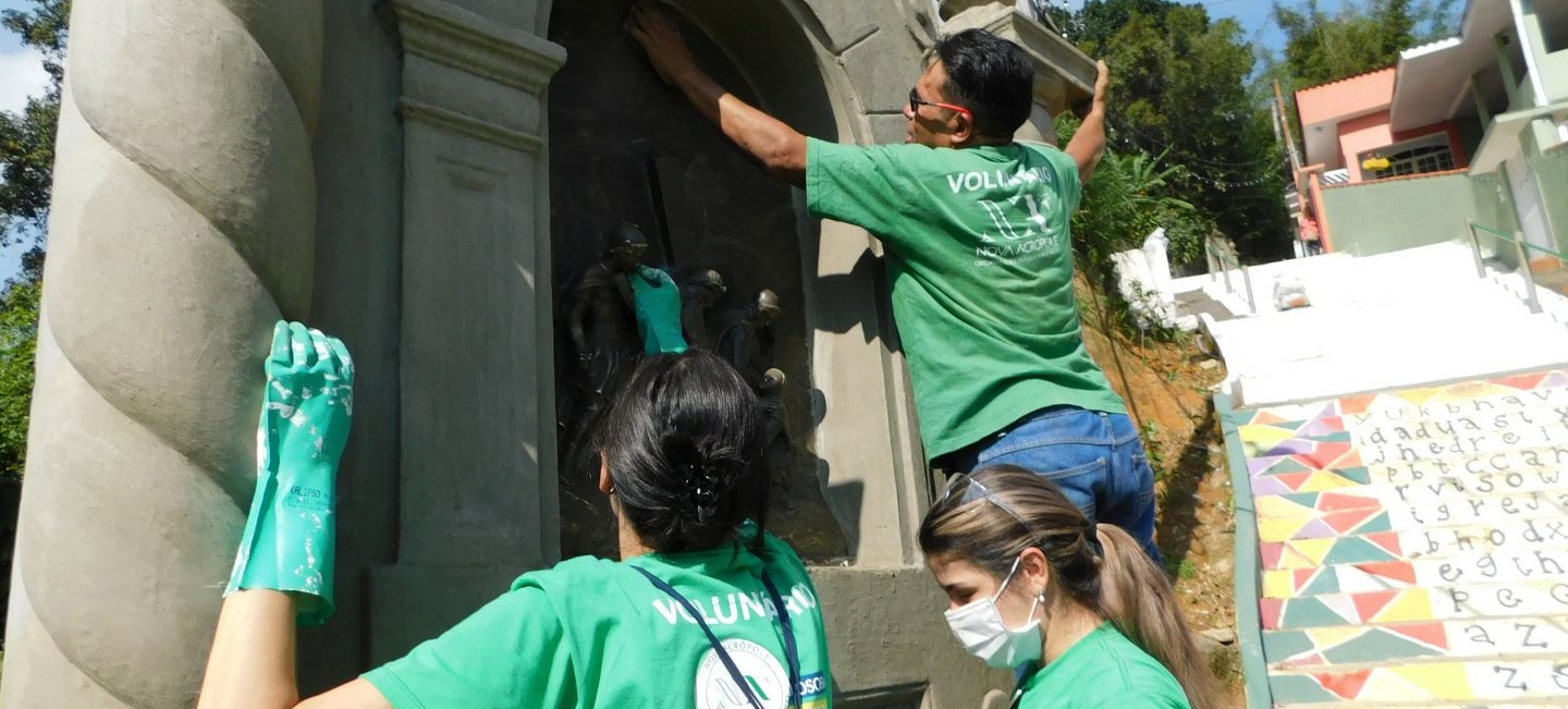 Voluntários promovem ação de limpeza em monumento de Santos