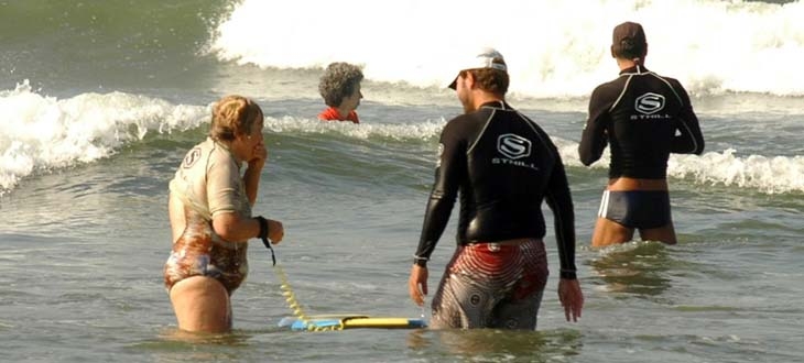 Aulas de surfe e bodyboard têm inscrições abertas | Jornal da Orla