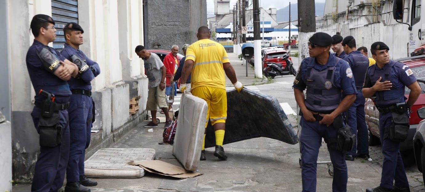 Prefeitura de Santos recolhe sete toneladas de materiais abandonados nas ruas | Jornal da Orla