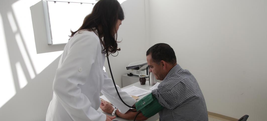 Santos vai remanejar médicos e pagar hora extra para suprir saída de profissionais cubanos