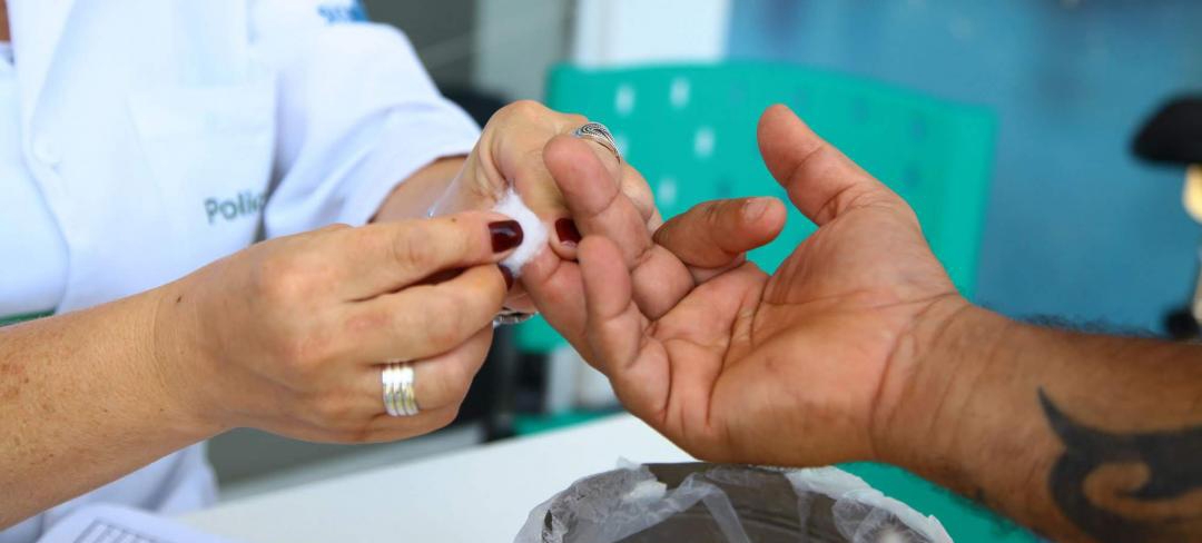 Orientação sobre o diabetes é levada à praia de Santos