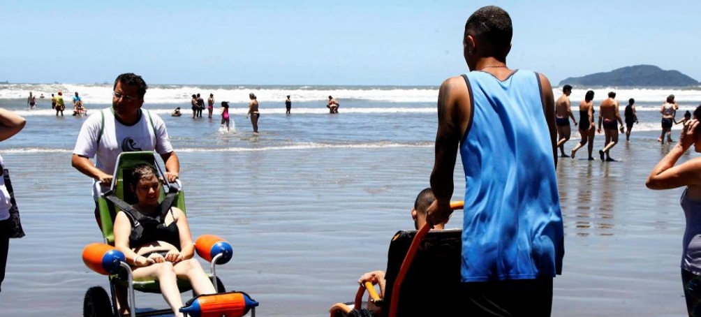 Praia Acessível proporciona banho de mar a mais de 100 pessoas de São Paulo | Jornal da Orla