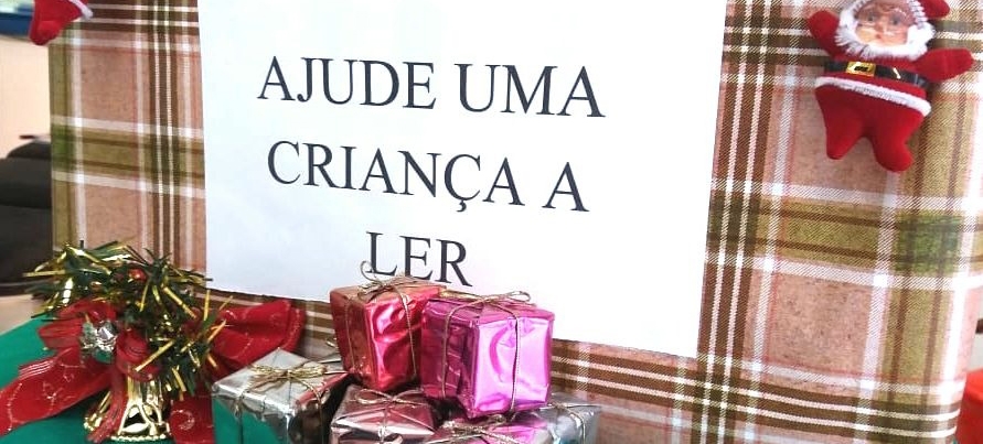 Ótica recebe livros e brinquedos de Natal para Associação Casa da Criança de Santos