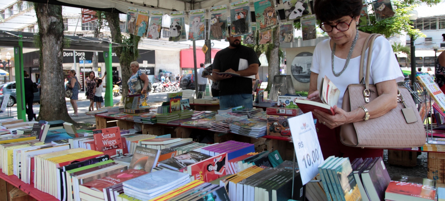 Feira de livros é atração na Praça Mauá