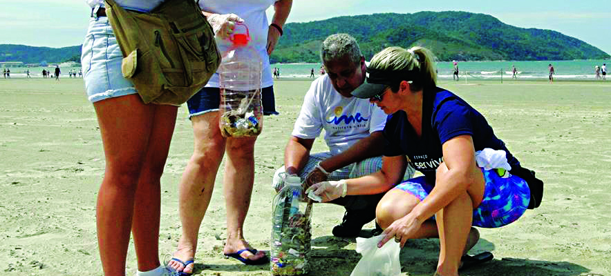Mutirão de limpeza da praia acontece em Santos