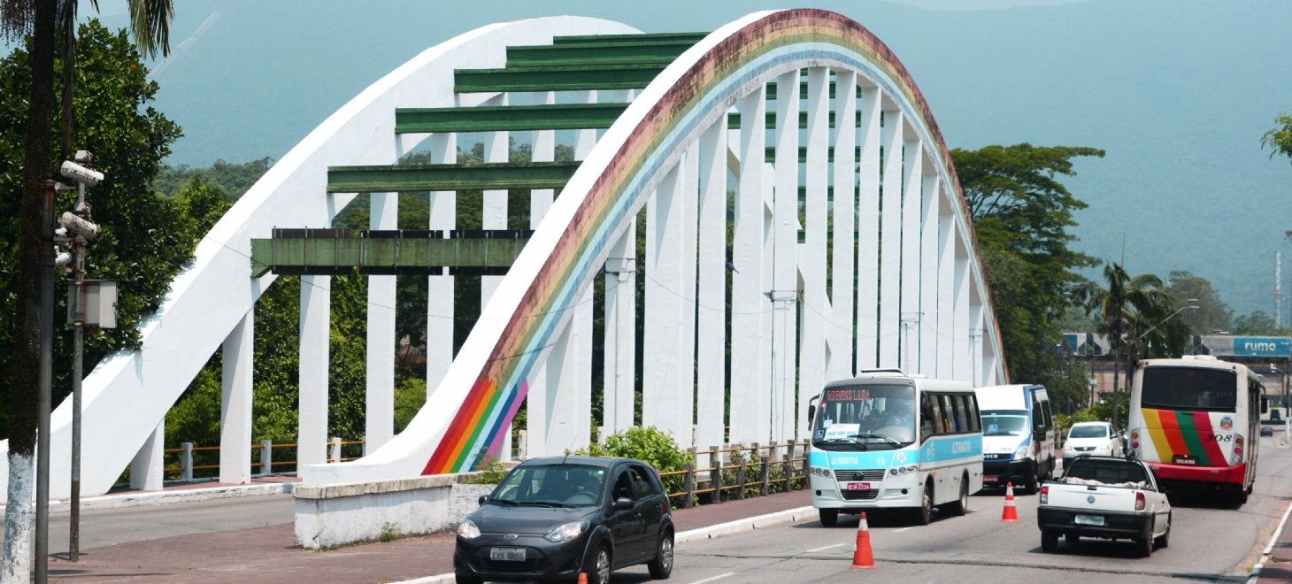 Histórica Ponte dos Arcos é remodelada com cores do arco-íris | Jornal da Orla