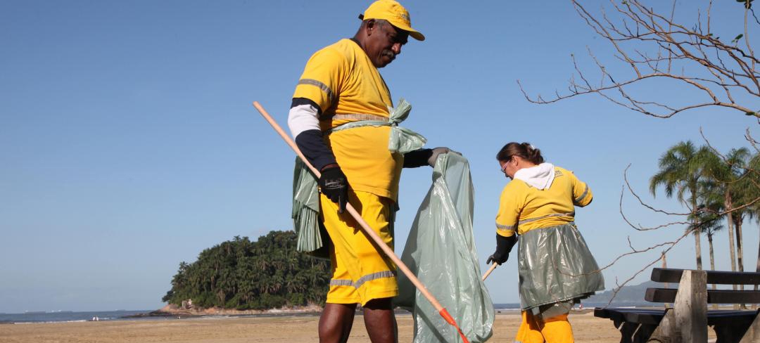 Reforço de limpeza das praias de Santos começa nesta sexta (21)