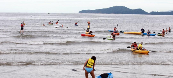 Aulas de stand up paddle e canoagem na Ponta da Praia