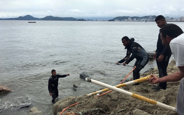 Mergulhadores e oceanógrafo avaliam o solo da Ponta da Praia para a implantação do projeto piloto