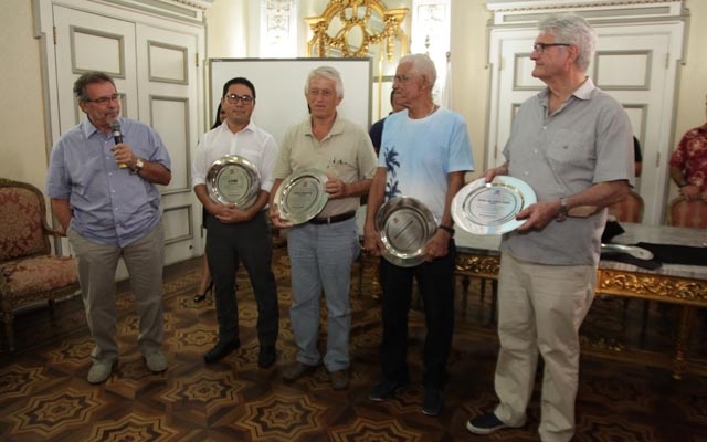 Pioneiros do surfe são homenageados em Santos