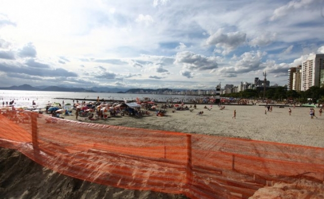 Faixa de areia da Ponta da Praia é isolada para início dos trabalhos contra ressaca