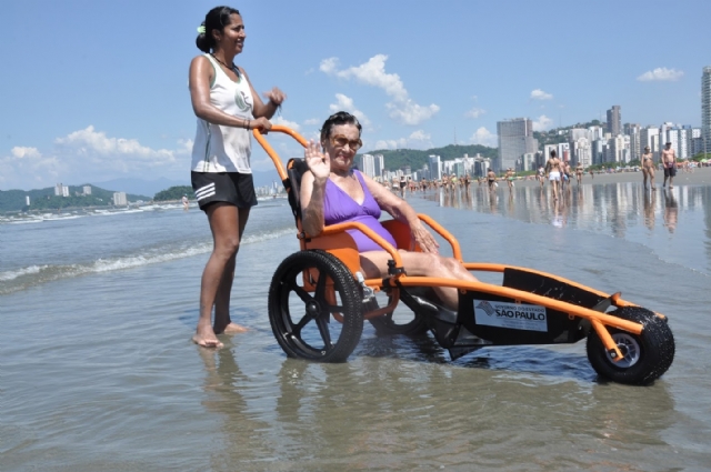 Programa Praia Acessível terá apresentação de escola de samba neste sábado