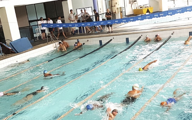 Programa oferece treinamento aquático para pessoas com esclerose múltipla