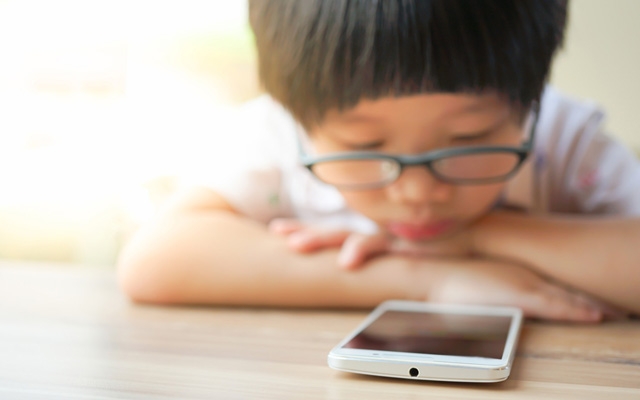Uso de dispositivos pode ser causa de miopia em crianças | Jornal da Orla