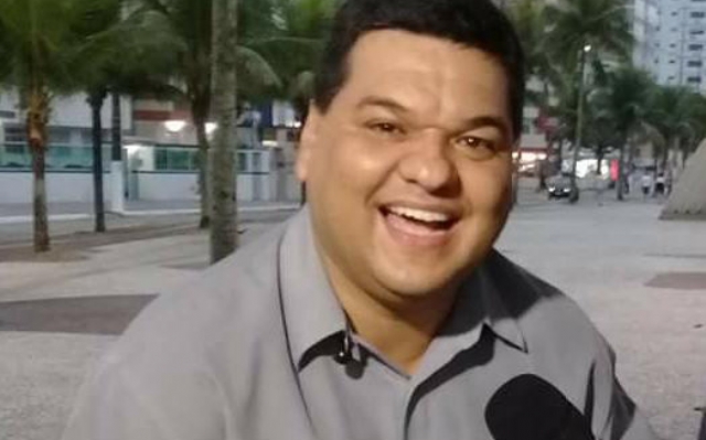 Alexandre Piqui faz stand up comedy no Bandoleiro BBQ