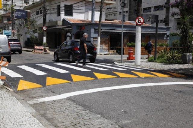 Primeira lombofaixa é instalada na Rua Azevedo Sodré
