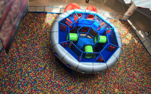 Piscina de bolinhas gigante é atração no Shopping Parque Balneário | Jornal da Orla