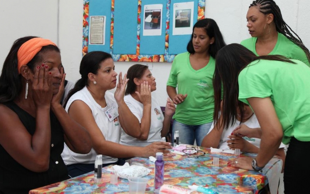 Curso de maquiagem dá autonomia para mulheres com deficiência visual