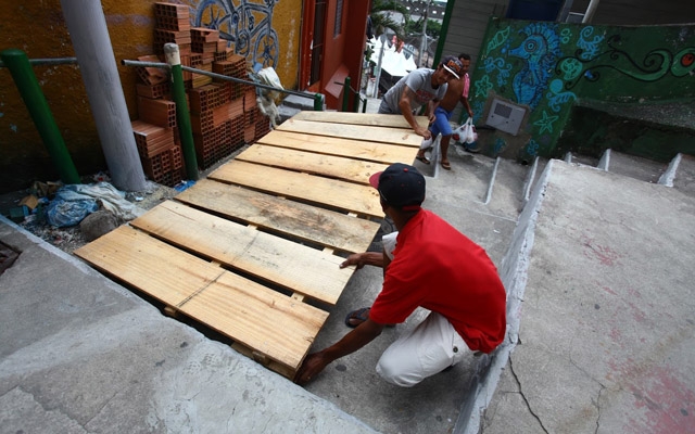 Comunidade do Morro do Pacheco se envolve na Descida das Escadas de Santos