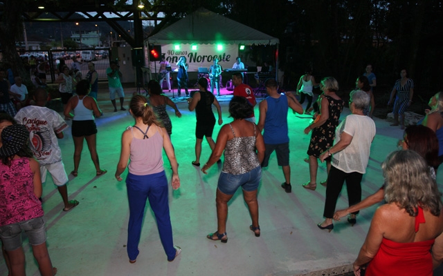 Bailes agitam o domingo de Páscoa em Santos