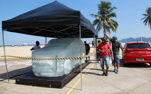 Carro de gelo chama a atenção em gravação de comercial na orla do Gonzaga | Jornal da Orla