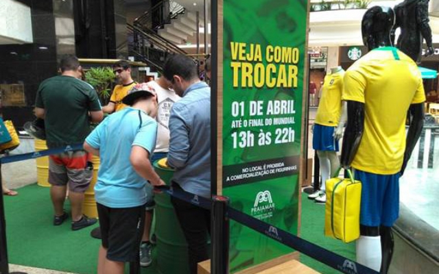 Praiamar Shopping inaugura espaço de troca de figurinhas da Copa do Mundo