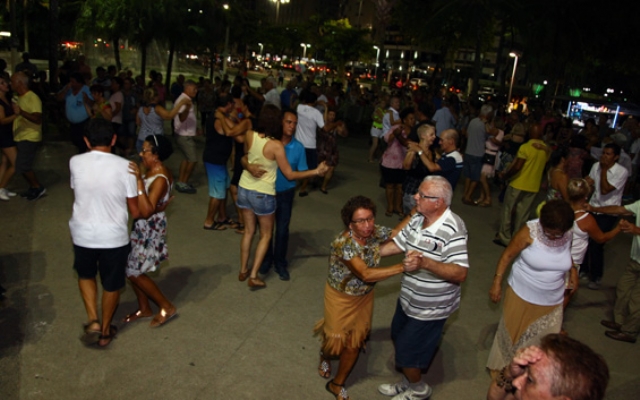 Bailes agitam a orla e Zona Noroeste no domingo