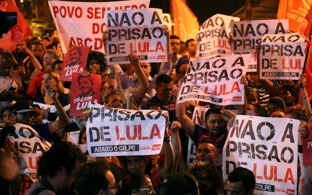 Prazo para Lula se apresentar à PF termina; ex-presidente continua em sindicato