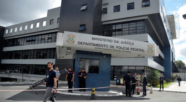 Movimento tranquilo em frente à sede da Polícia Federal em Curitiba