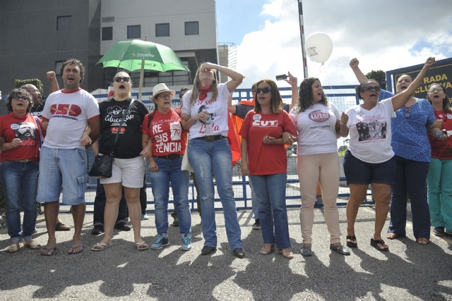 Grupo favorável a Lula se concentra em frente à PF em Curitiba