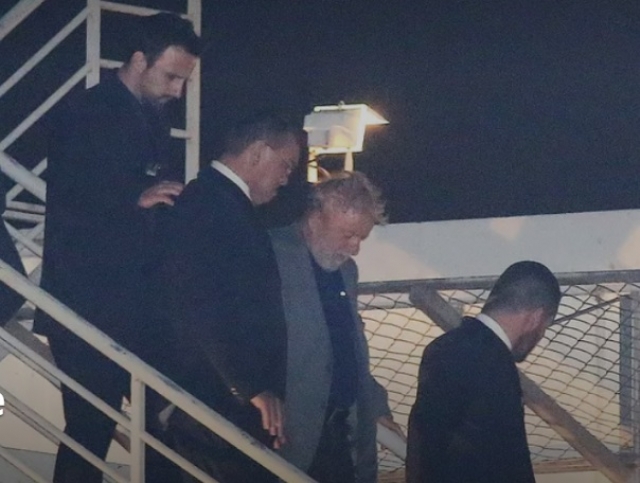 Lula está em Curitiba para cumprir pena por corrupção e lavagem de dinheiro
